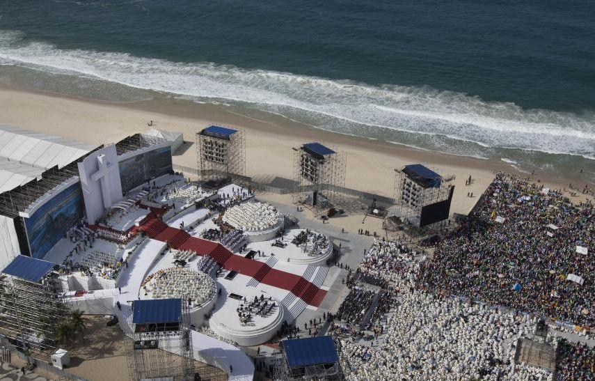 Papa Francisc, primit cu urale de mulţimea de credincioşi de la Rio. Călugăriţe şi turiste în bikini, la slujba de pe plaja Copacabana  219225