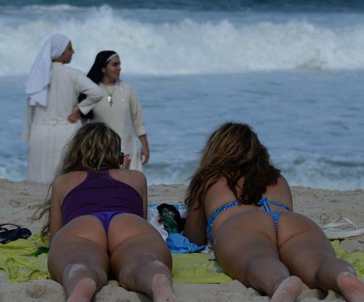 Papa Francisc, primit cu urale de mulţimea de credincioşi de la Rio. Călugăriţe şi turiste în bikini, la slujba de pe plaja Copacabana  219226
