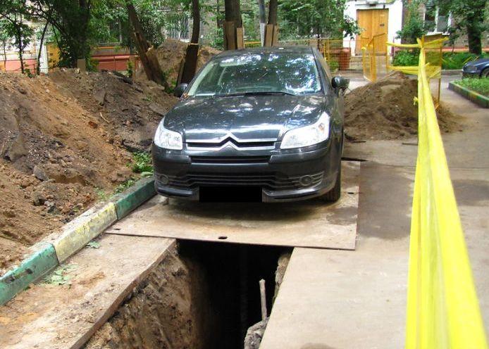 "Iubi, vino că nu mai pot să scot maşina din parcare!" Când a văzut, bărbatul şi-a pus mâinile în cap 219314