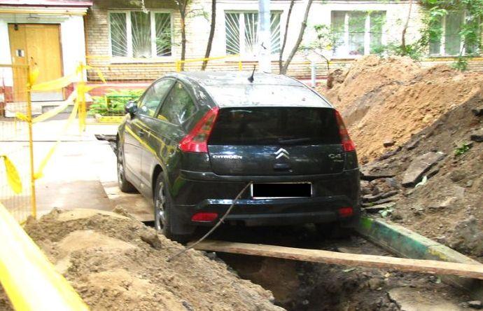 "Iubi, vino că nu mai pot să scot maşina din parcare!" Când a văzut, bărbatul şi-a pus mâinile în cap 219315