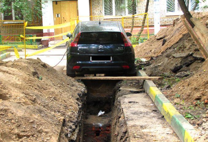 "Iubi, vino că nu mai pot să scot maşina din parcare!" Când a văzut, bărbatul şi-a pus mâinile în cap 219316