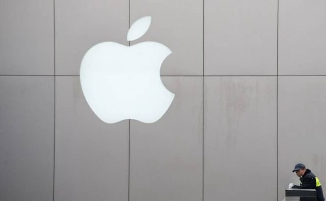 Se muşcă iar din... Apple! Fabricile din China impun orele suplimentare şi angajează minori