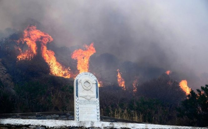 Sit arheologic în pericol. Pompierii se luptă de două zile cu incendiile de pădure din Grecia