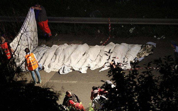 Update: Unul din cele mai sângeroase accidente din Europa. Un autocar a &quot;zburat&quot; peste un pod şi a căzut într-o groapă: 39 de morţi şi 10 răniţi, în Italia