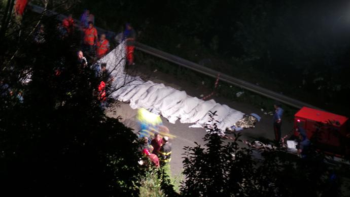 Update: Unul din cele mai sângeroase accidente din Europa. Un autocar a &quot;zburat&quot; peste un pod şi a căzut într-o groapă: 39 de morţi şi 10 răniţi, în Italia 219282