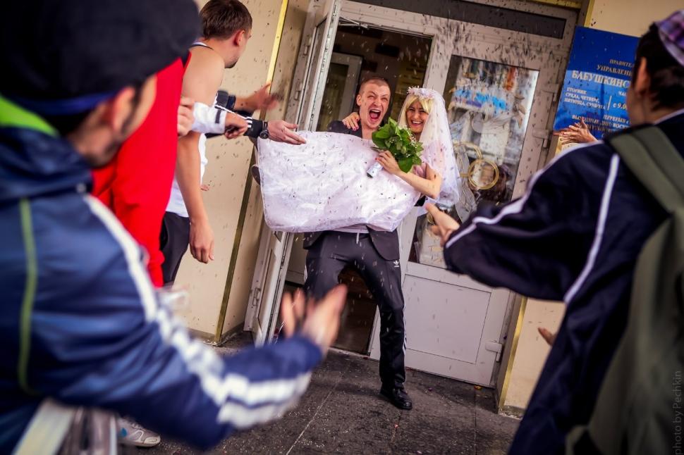 E de necrezut ce a făcut mirele, la 2 minute după ce s-a căsătorit. "Era în mijlocul străzii şi ne uitam cu toţii la el" 219496