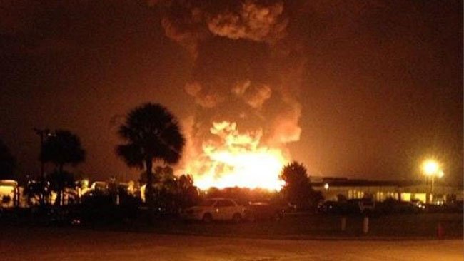 Explozii în serie la o rafinărie din Florida. Persoane date dispărute, răniţi şi evacuări pe o rază de 1,5 kilometri