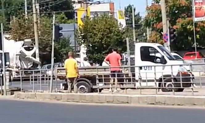 Imagini năucitoare în Bucureşti. Iată cum se îndreaptă un semafor