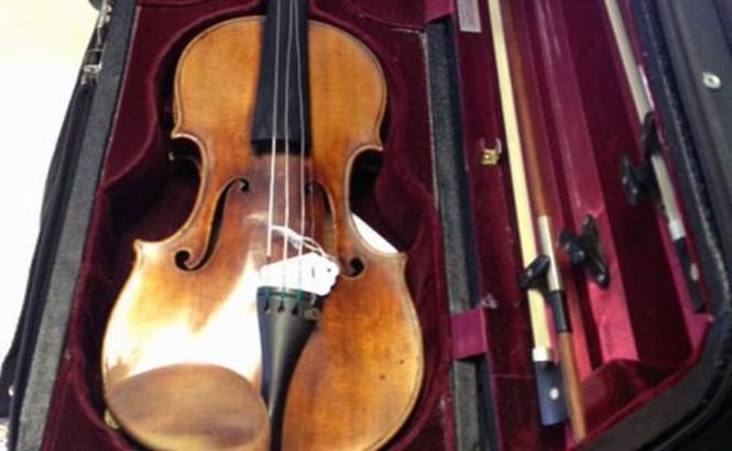 O vioară Stradivarius furată în 2010, recuperată intactă în Marea Britanie