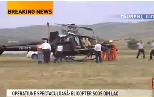 Operaţiune spectaculoasă, în Mureş. Elicopterul prăbuşit la Tăureni, scos din lac