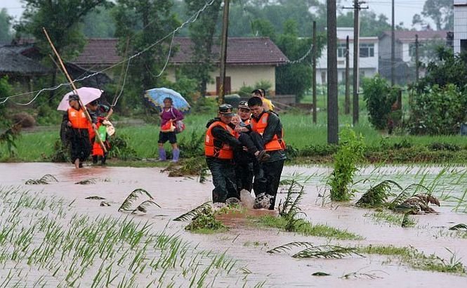 Ploile torenţiale au afectat aproape 3 milioane de chinezi