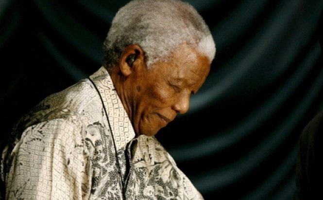 Starea lui Nelson Mandela continuă să se îmbunătăţească, dar rămâne critică
