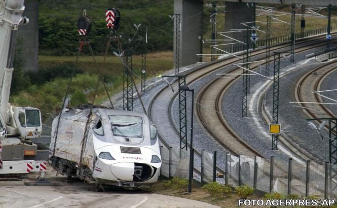 Trenul deraiat în Spania avea o viteză de 153 km/h, iar mecanicul vorbea la telefon