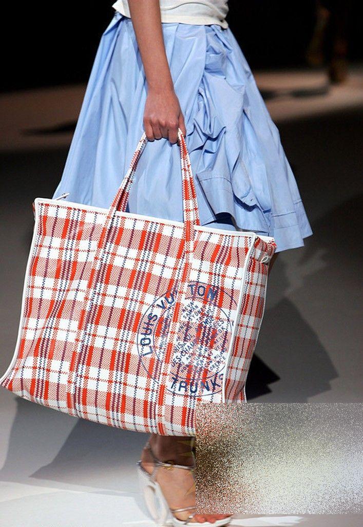 Ţinuta de pe podium care a revoltat oamenii de rând. "Nu e prost cine cere, e prost cine dă!" 219693