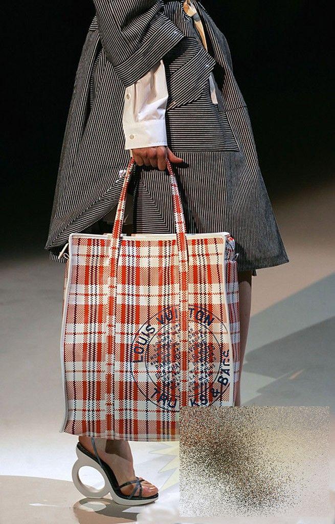 Ţinuta de pe podium care a revoltat oamenii de rând. "Nu e prost cine cere, e prost cine dă!" 219695