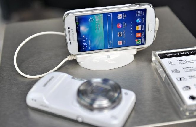 Singurul smartphone din lume prevăzut cu zoom optic 10x, Samsung Galaxy S4 Zoom, este disponibil în România
