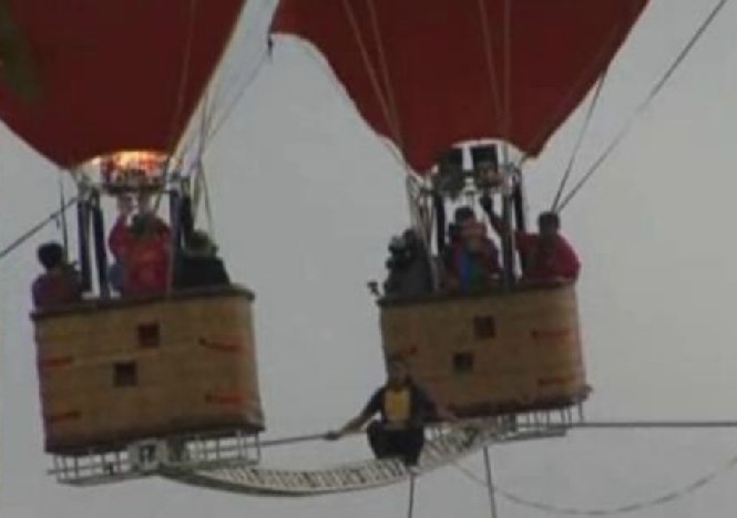 Un chinez a mers pe o bârnă suspendată între două baloane. Iată cea mai spectaculoasă acrobaţie din lume