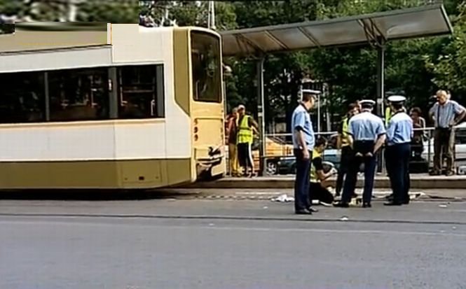 Accident de tramvai în Capitală. Poliţiştii au găsit urme de bitum pe o şină din zona incidentului