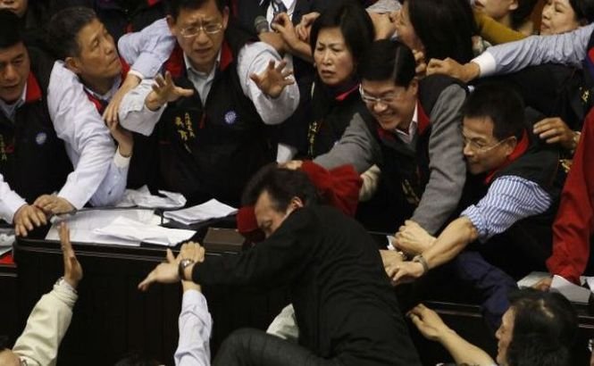 Parlamentarii taiwanezi s-au luat la pumni