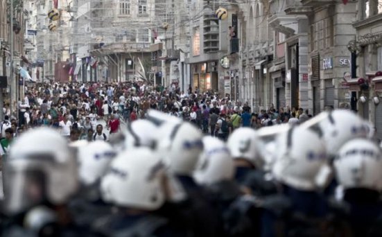 Turcia. Guvernul îi lasă fără burse pe studenţii care participă la proteste