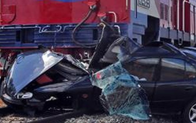 Autocar lovit de tren în Croatia. O persoană şi-a pierdut viaţa şi alte 15 au fost rănite
