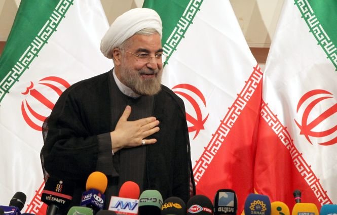 Noul preşedinte al Iranului, Hassan Rohan, a fost învestit în funcţie