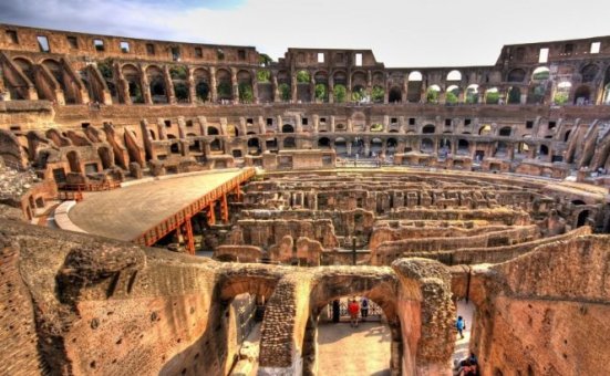 Roma interzice circulaţia în centru, pentru a proteja Colosseumul şi pentru a reduce poluarea