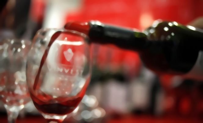 Sute de mii de litri de vin toxic au ajuns în paharele românilor