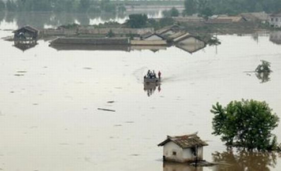 Situaţie dramatică în Pakistan. Cel puţin 80 de oameni au murit în urma unor inundaţii devastatoare