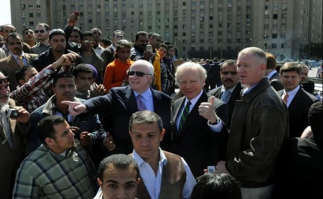 Americanii încearcă să aducă liniştea în Egipt. John McCain a sosit la Cairo