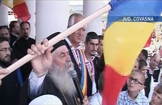 Episcopul Covasnei şi Harghitei a împărţit steaguri româneşti credincioşilor prezenţi la slujba de hram a unei mănăstriri