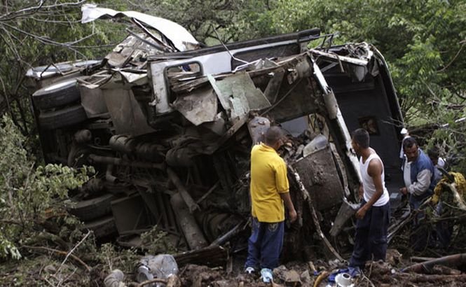 Mexic. 9 morţi şi zeci de răniţi după ce un autocar a plonjat de la 40 de metri