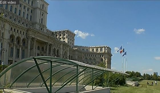 Esplanada din faţa Parlamentului, loc de promenadă. Camera Deputaţilor a lansat deja un concurs de proiecte pentru reamenajarea ei