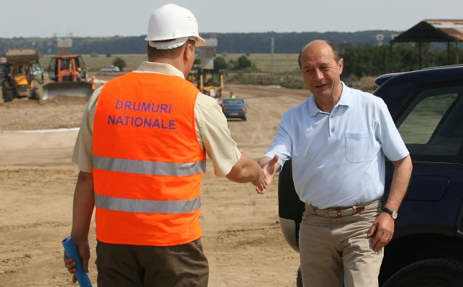 Traian Băsescu atacă dur Guvernul. Ce declaraţii acide a făcut preşedintele, în timpul vizitei pe şantierul autostrăzii Arad-Nădlac