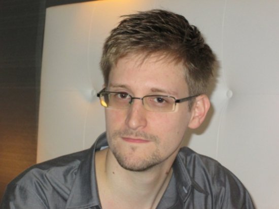 Un senator rus vrea să strângă bani pentru a-l ajuta pe Edward Snowden