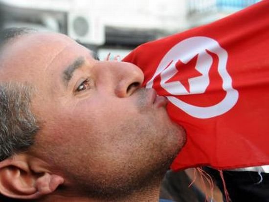 Zeci de mii de manifestanţi au cerut demisia guvernului în Tunisia