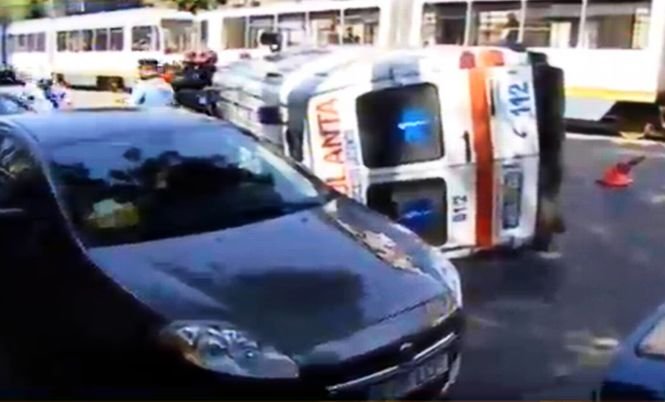 Ambulanţă răsturnată în Bucureşti. Mai multe persoane au fost rănite