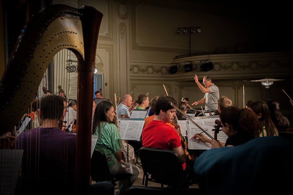 Lawrence Foster dirijează Orchestra Română de Tineret, una dintre cele mai apreciate orchestre româneşti, la Festivalul George Enescu 