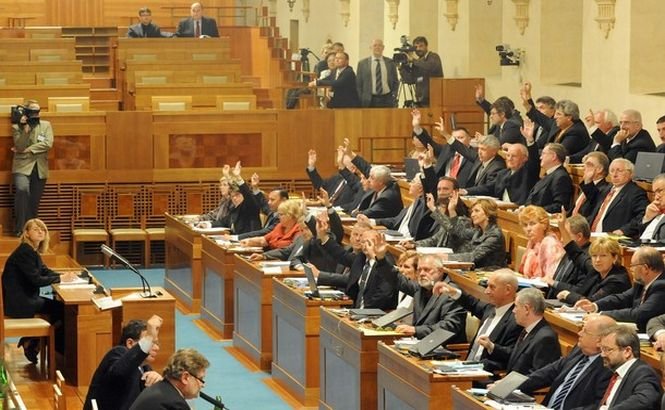 Parlamentul ceh discută dizolavarea
