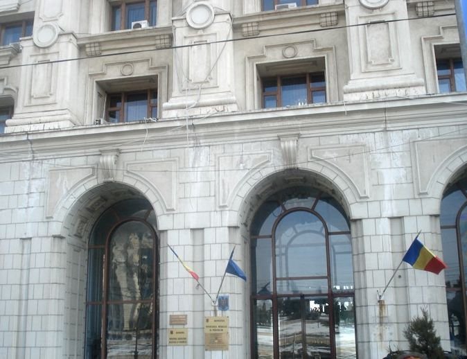 Peste 500 de posturi desfiinţate în Ministerul Mediului şi alte aproape 400 la Apele Române
