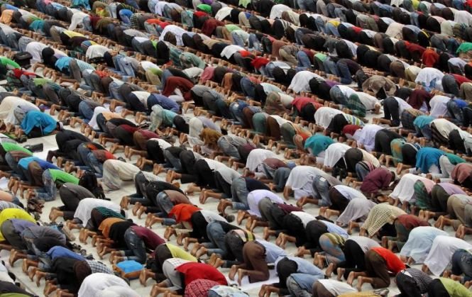 Rugăciunea din ultima zi a Ramdanului. Mii de musulmani din toată ţara se adună pe stadionul Dinamo