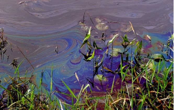 Poluare pe râul Someş. O imensă pată de ulei, observată pe suprafaţa apei