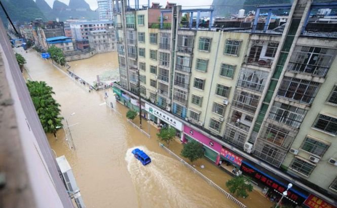 Inundaţii în China. O persoană a murit şi alte 34.000 au fost evacuate din calea apelor