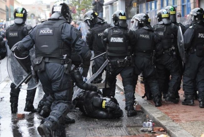 VIOLENŢE în Belfast. 26 de poliţişti au fost răniţi vineri noapte
