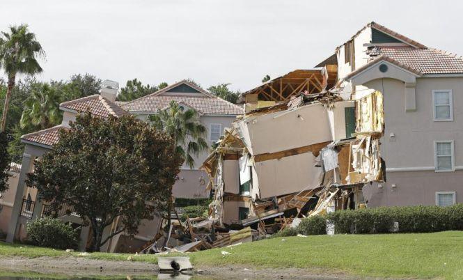 Complex rezidenţial ÎNGHIŢIT de pământ. IMAGINI cu gaura adâncă formată între două clădiri 221213