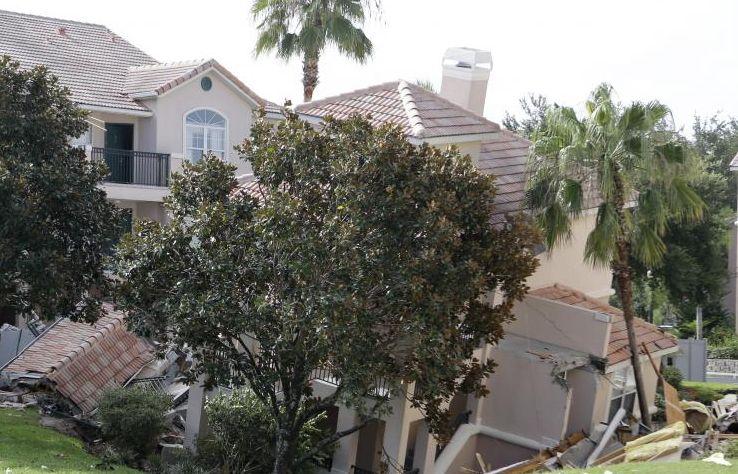 Complex rezidenţial ÎNGHIŢIT de pământ. IMAGINI cu gaura adâncă formată între două clădiri 221214