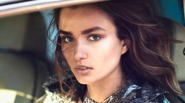 Ea este ROMÂNCA superbă ce o va înlocui pe Miranda Kerr în prezentările Victoria's Secret 221090