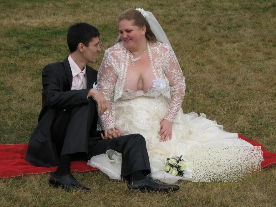 Niciun invitat nu s-a putut uita la mireasă. "Ne era ruşine de ruşinea ei. Cred că mirele era orb când a ales-o" 221071