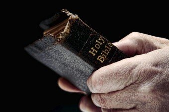 Ce ţi se întâmplă dacă citeşti BIBLIA în această ţară. &quot;I-au feliat pur şi simplu degetele de la mâna care atinsese Scriptura&quot;
