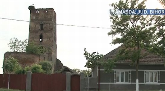 Se întâmplă în România: o basilică din secolul a XII-lea a căzut demult în uitare. Printre ruinele inundate de ierburi, găinile se plimbă la pas